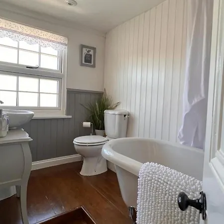 Bridewell Cottage In The Heart Of Tenterden - Pass The Keys Exterior photo